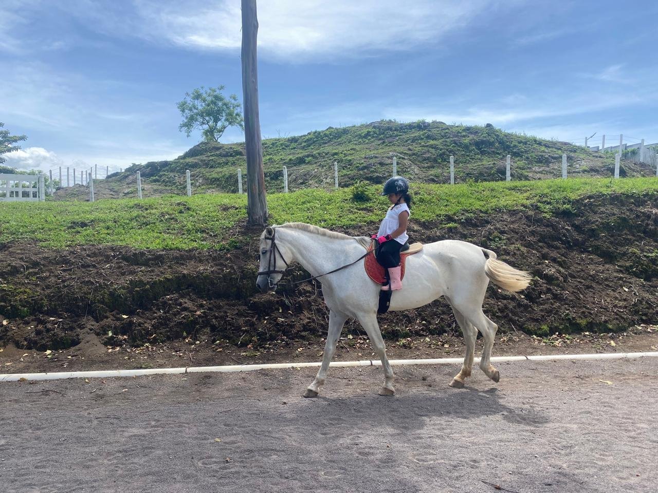 Alumno montando caballo
